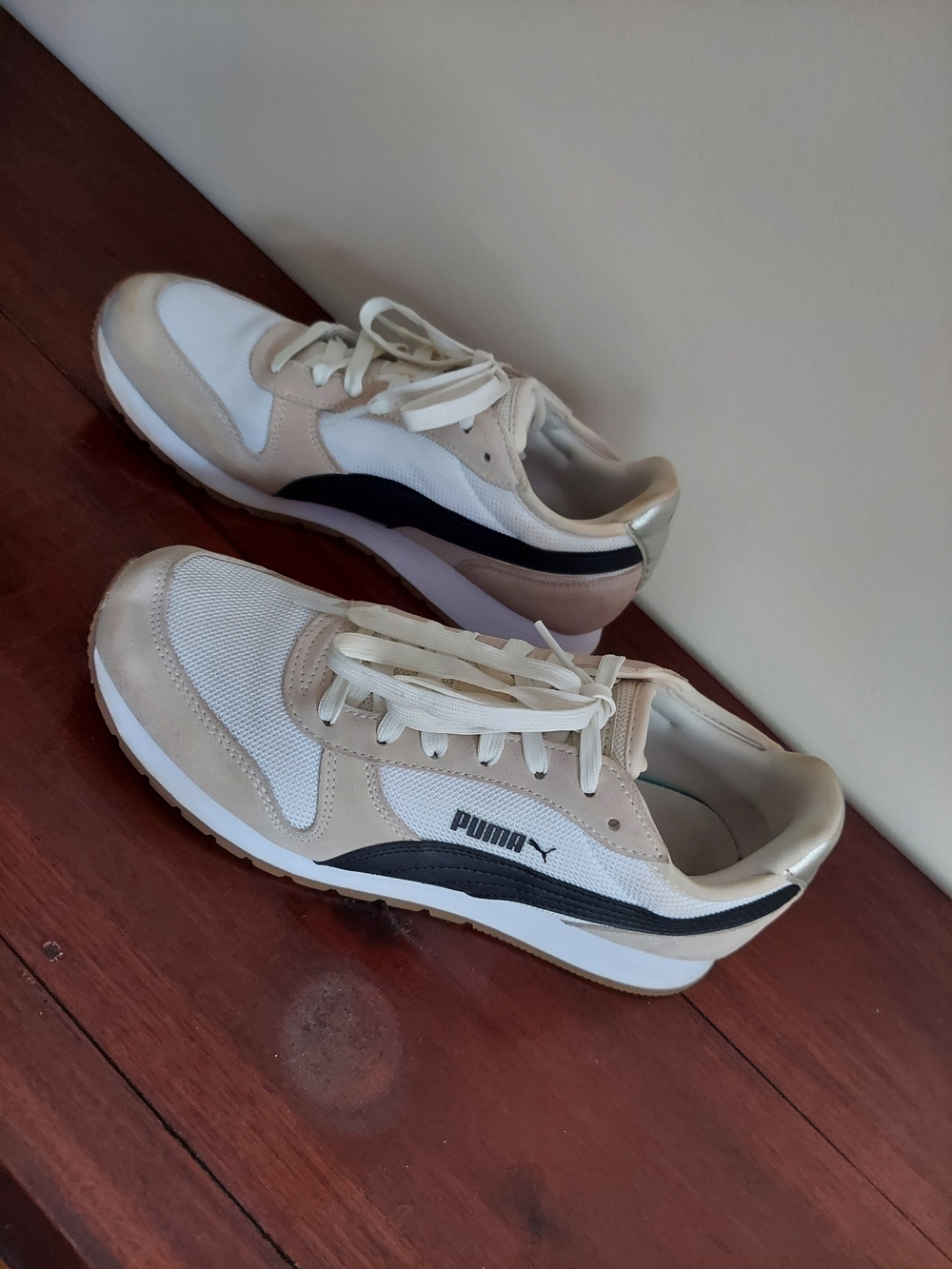 PUMA Womens Beige and White Puma  Sneakers. Size 8.5